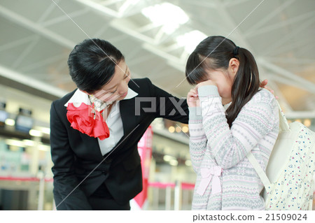 一名地面成員安慰了一個迷失在家裡的女孩 21509024