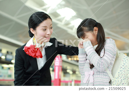 一名地面成員安慰了一個迷失在家裡的女孩 21509025