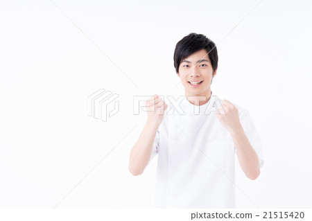一個穿著白大褂的年輕人 21515420