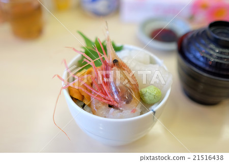 Fresh seafood on rice (uni, ebi. tako donburi) 21516438