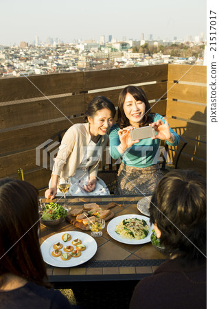 Large number of people lifestyle 21517017