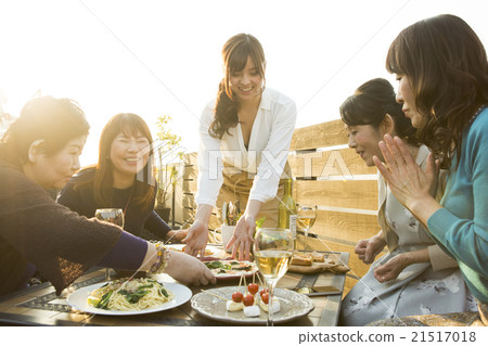 Large number of people lifestyle 21517018