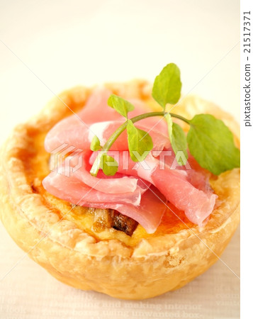 Quiche of raw ham (high angle up) 21517371