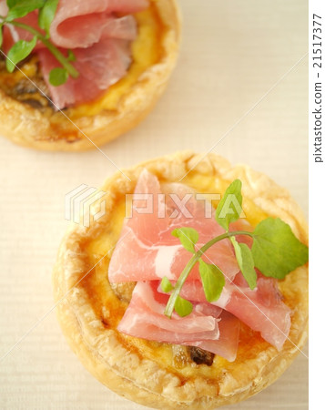 Quiche of raw ham (vertical position high angle) Quiche of raw ham (vertical position high angle) 21517377
