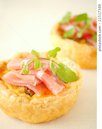 Quiche of raw ham (vertical position) 21517389