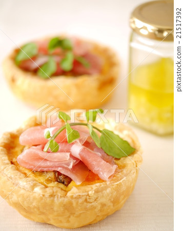 Quiche of raw ham and lemon sauce 21517392
