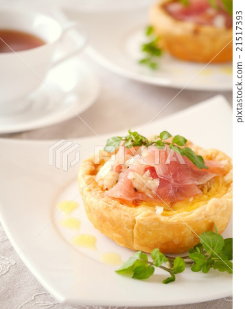 Tea time with a quiche of mushrooms (up) Tea time with a quiche of mushrooms (up) 21517393