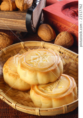 Chinese moon cake - food for Chinese mid-autumn f 21517762