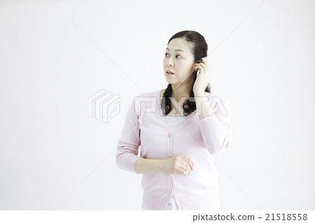 Natural light white back 40's female middle age smaho / mobile phone correspondence and gesture of various situations Natural light white back 40's female middle age smaho / mobile phone correspondence and gesture of various situations 21518558