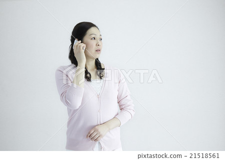 Natural light white back 40's female middle age smaho / mobile phone correspondence and gesture of various situations Natural light white back 40's female middle age smaho / mobile phone correspondence and gesture of various situations 21518561