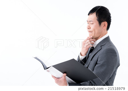 一個嚴肅的表情看著材料的男人 21518979