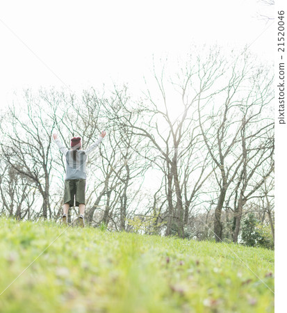 跑在小山的婦女 21520046