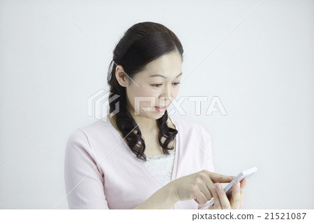 自然光白背女40s女,使用智能手機,智能手機登場,平板電腦操作 自然光白背女40s女,使用智能手機,智能手機登場,平板電腦操作 21521087