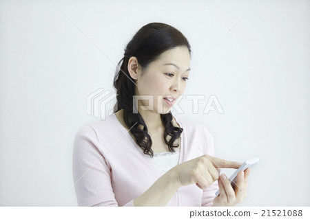 自然光白背女40s女,使用智能手機,智能手機登場,平板電腦操作 自然光白背女40s女,使用智能手機,智能手機登場,平板電腦操作 21521088