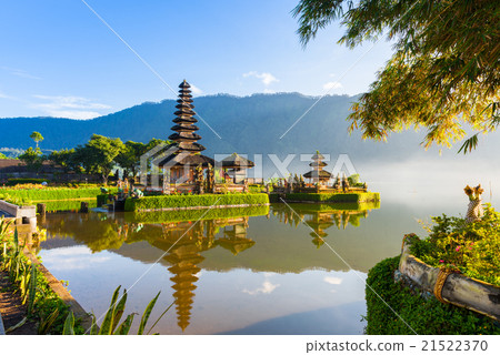 Pura Ulun Danu Bratan at sunrise, Bali Pura Ulun Danu Bratan at sunrise, Bali 21522370