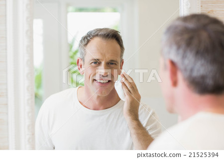 Handsome man applying shaving foam 21525394