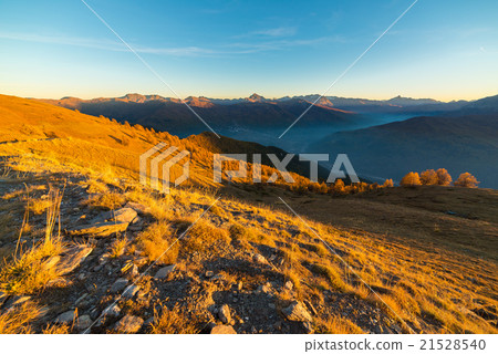 The colors of autumn in the Alps 21528540
