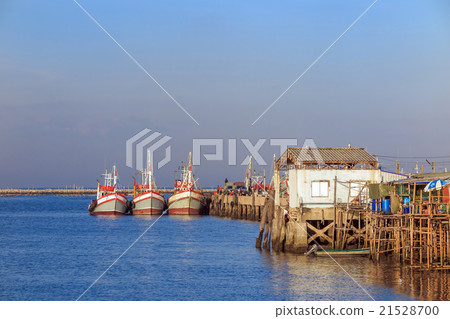 Fishing boat near the pier 21528700