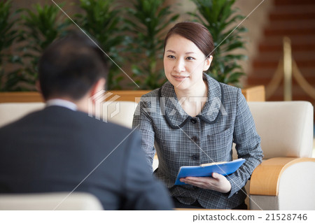 前台女性在大堂為顧客服務 前台女性在大堂為顧客服務 21528746