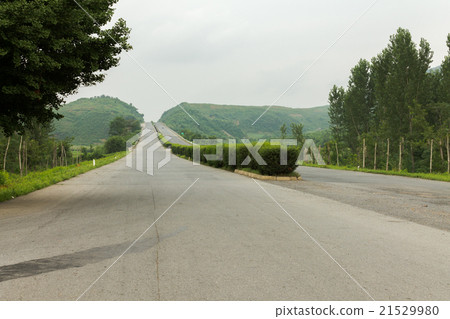 road from Pyongyang to Kaesong 21529980