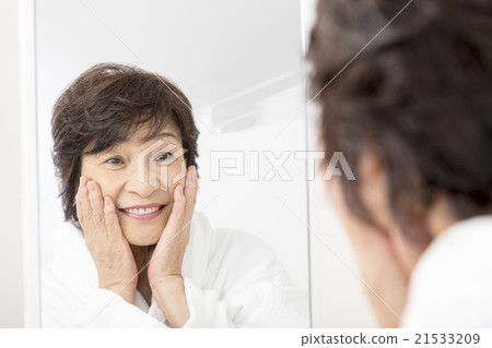 照顧您的皮膚的資深婦女與浴繩索 21533209