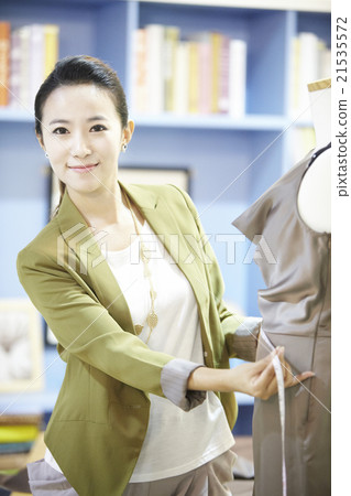 fashion designer 21535572