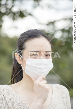 Woman with hay fever 21536735