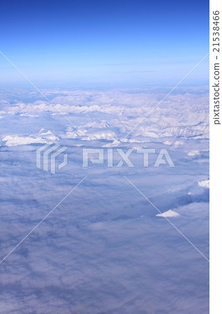 阿拉斯加在冬天,陡峭的雪山在雲彩海 阿拉斯加在冬天,陡峭的雪山在雲彩海 21538466
