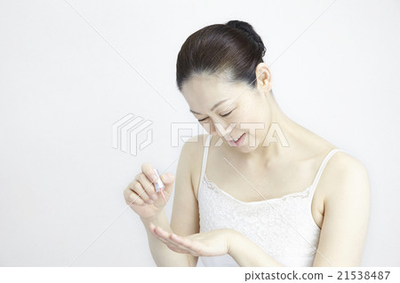 Self Nail, Beauty, Natural Light White Back, 40's Female Middle Age 21538487