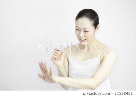 Self Nail, Beauty, Natural Light White Back, 40's Female Middle Age Self Nail, Beauty, Natural Light White Back, 40's Female Middle Age 21538491