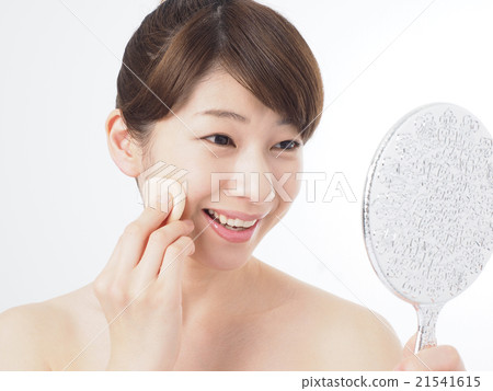 有秀麗手鏡和吹的一名婦女 21541615