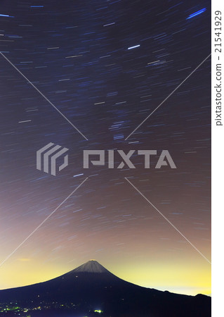 從Sakasaka山/ Yukigashigayake的滿天星斗的天空和富士山 從Sakasaka山/ Yukigashigayake的滿天星斗的天空和富士山 21541929