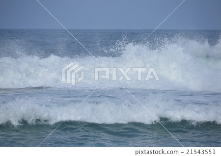 Sea of Japan in the winter · Breakable wave (Iwasehama Beach / Iyase, Toyama Prefecture) 21543551