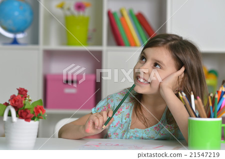 Little girl drawing at home Little girl drawing at home 21547219