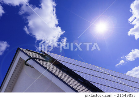 太陽能電池板發電系統暴露在陽光直射陽光屋頂安裝和藍天白雲ECO能源自由化圖像 太陽能電池板發電系統暴露在陽光直射陽光屋頂安裝和藍天白雲ECO能源自由化圖像 21549853