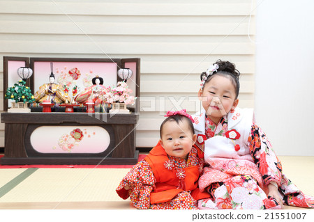 Hina figurines and girls 21551007