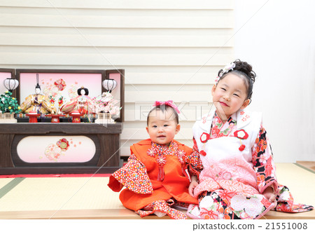 Hina figurines and girls 21551008