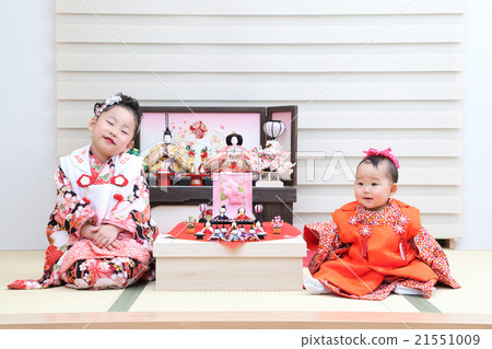 Hina figurines and girls 21551009