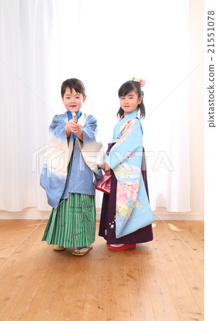 一個女孩和一個男孩在hakama 21551078