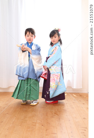 一個女孩和一個男孩在hakama 一個女孩和一個男孩在hakama 21551079
