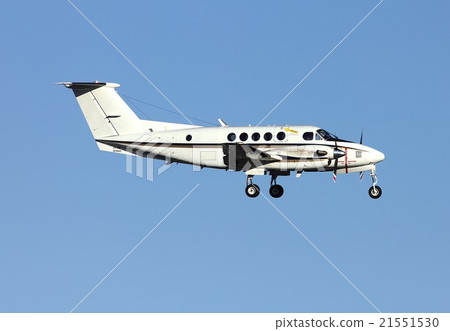 美國海軍的UC-12F休倫運輸機器飛行在晴朗的天空藍天 21551530