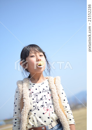 使用與土豆片的女孩 使用與土豆片的女孩 21552286