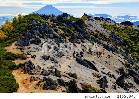 登山者和富士山沿著南阿爾卑斯山的山脊線 鳳凰山yakushidake 照片素材 圖片 圖庫