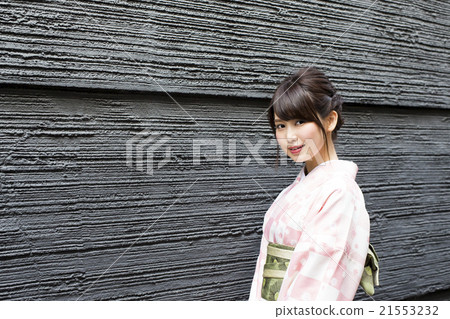 有和服微笑的一個少婦漫步在Gion鎮在東山區，京都市 21553232