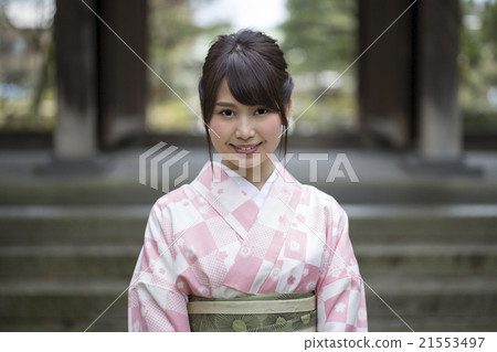 京都縣京都市東山區和服祗園鎮和服微笑的小姐在徘徊 京都縣京都市東山區和服祗園鎮和服微笑的小姐在徘徊 21553497
