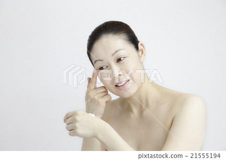 美容與健康，皮膚護理保養場景，細紋，四十多歲的中年女性，自然光白背 21555194