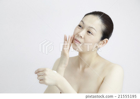 美容與健康,護膚保養場景,40多歲的中年女性,自然光白背 美容與健康,護膚保養場景,40多歲的中年女性,自然光白背 21555195