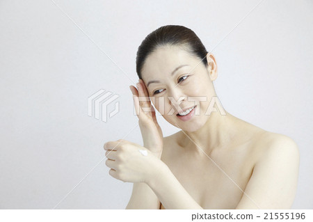 美容與健康，皮膚護理保養場景，細紋，四十多歲的中年女性，自然光白背 21555196
