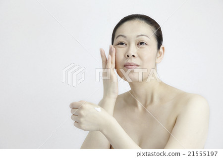 Beauty and health, Skin care Maintenance scenes, fine lines of eyes, middle-aged women in their forties, natural light white back 21555197