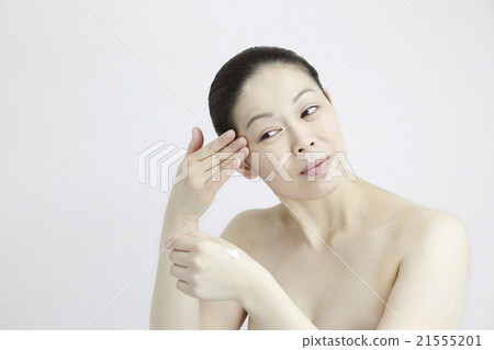 Beauty and health, Skin care Maintenance scenes, fine lines of eyes, middle-aged women in their forties, natural light white back Beauty and health, Skin care Maintenance scenes, fine lines of eyes, middle-aged women in their forties, natural light white back 21555201